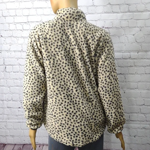 Maurices Medium cream and gray 1/2 button up top - Picture 5 of 9